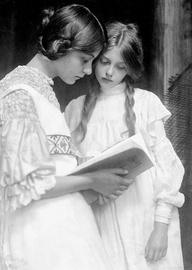 Gertrude and Ursula Falke Portrett 1906